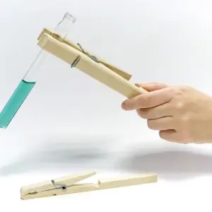 Pince en bois